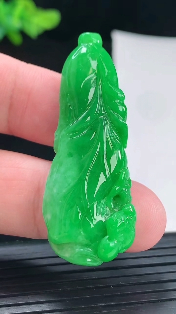 天然A货翡翠白菜吊坠，尺寸50.5-19-7.2重量:13.00g
4月29日