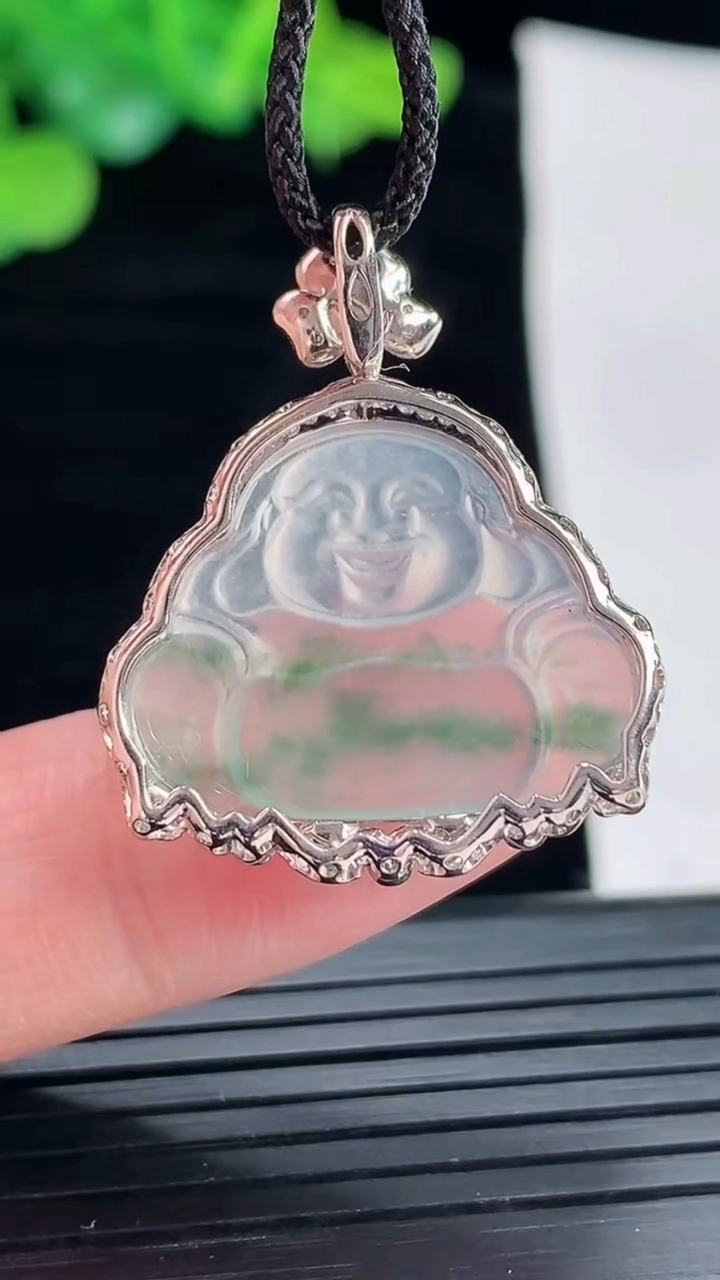 天然A货翡翠种飘花佛公吊坠，尺寸30-24-6，裸石18-22.6重量:3.13g
4月29日