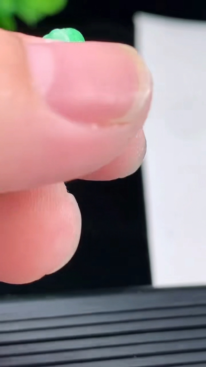 天然A货翡翠寿桃吊坠，尺寸31.5-14.2-10.8重量:8.46g
4月29日