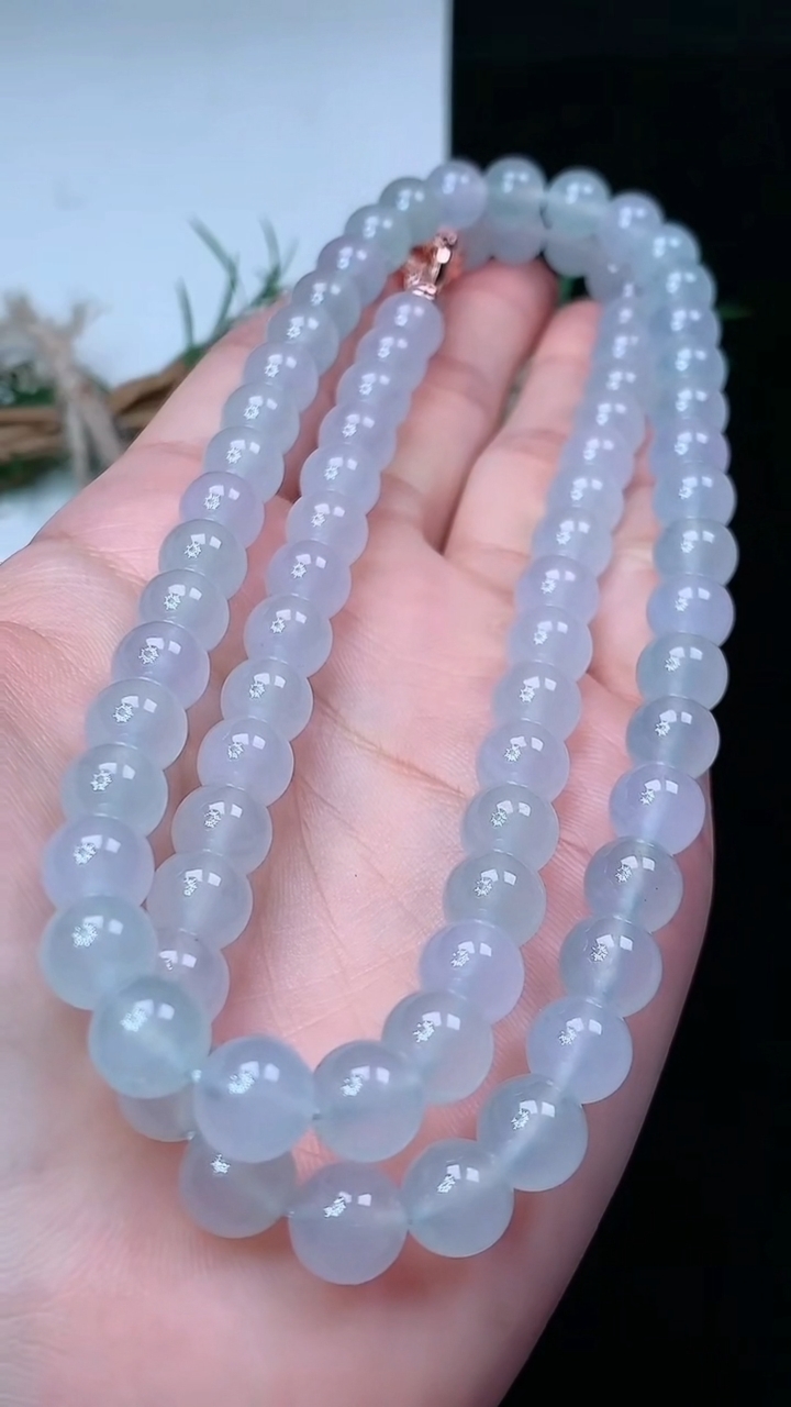 天然A货翡翠白冰圆珠项链，尺寸7.9-76颗，重量:68.05g4月29日
工厂直销收藏佳品,种好水