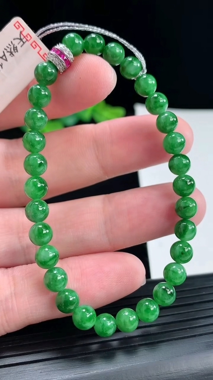 天然A货翡翠圆珠手串，尺寸6-30颗重量:11.44g4月29日
工厂直销收藏佳品,种好水足，色泽均匀，有种有色，上手高大气！