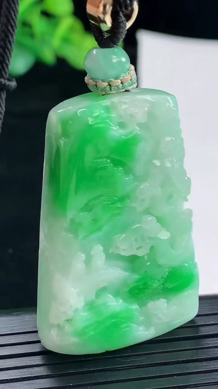天然A货翡翠山水牌吊坠，尺寸43-28-10重量:30.34g
4月29日