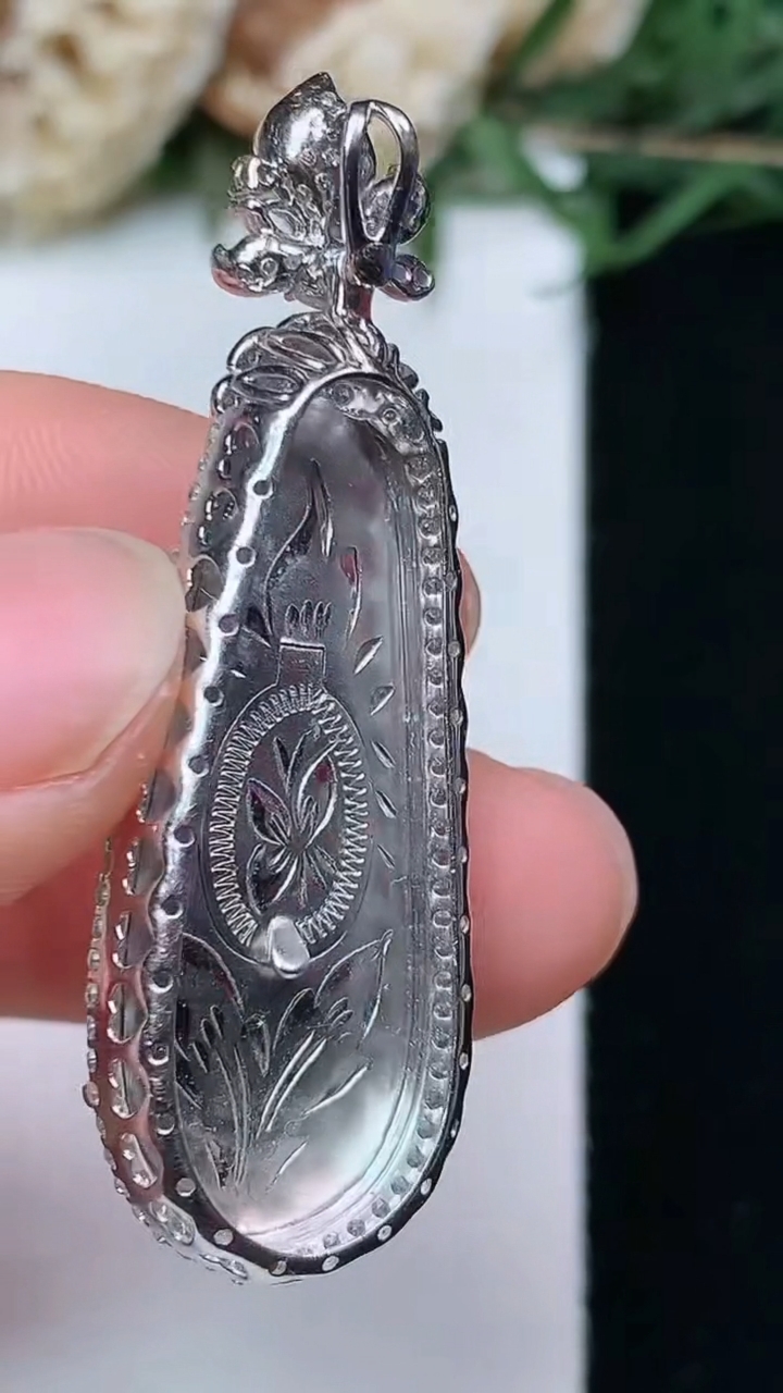 天然A货翡翠福豆吊坠，尺寸44.8-14.4-9.8，裸石31-12，重量:6.67g
4月29日