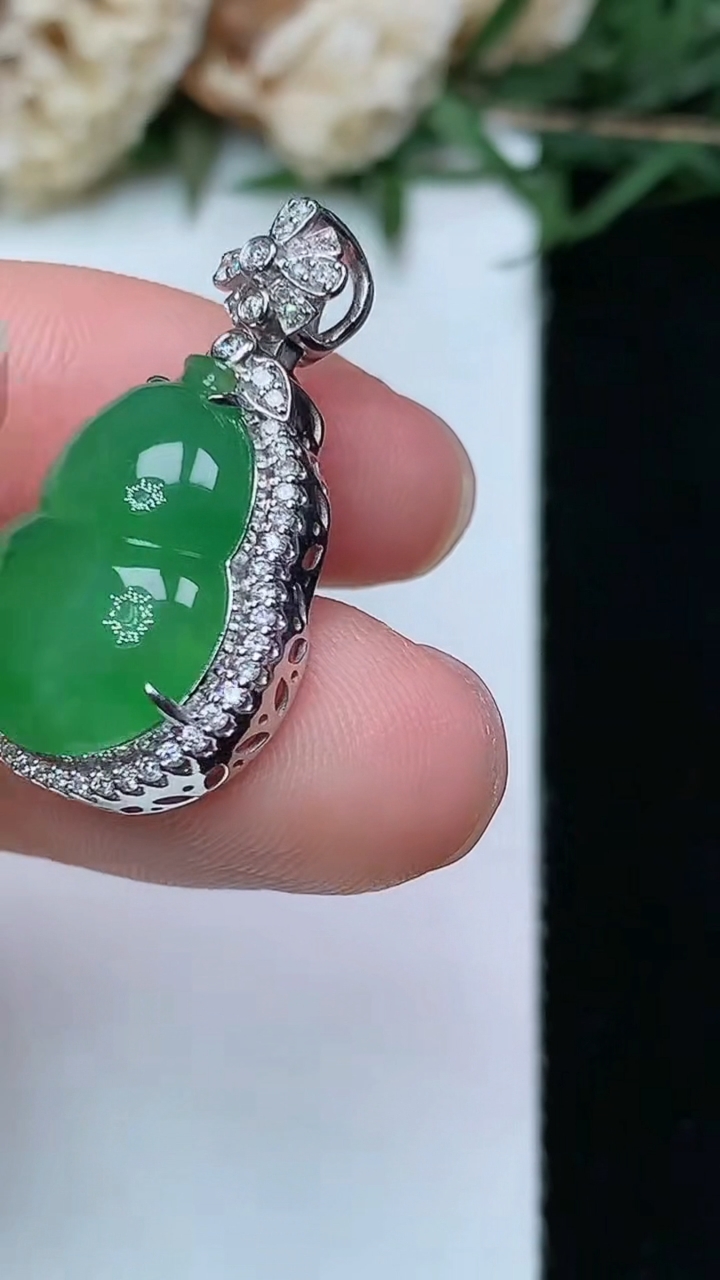 天然A货翡翠葫芦吊坠，尺寸26.4-15.5-8.3，裸石17-13，重量:4.31g
4月29日