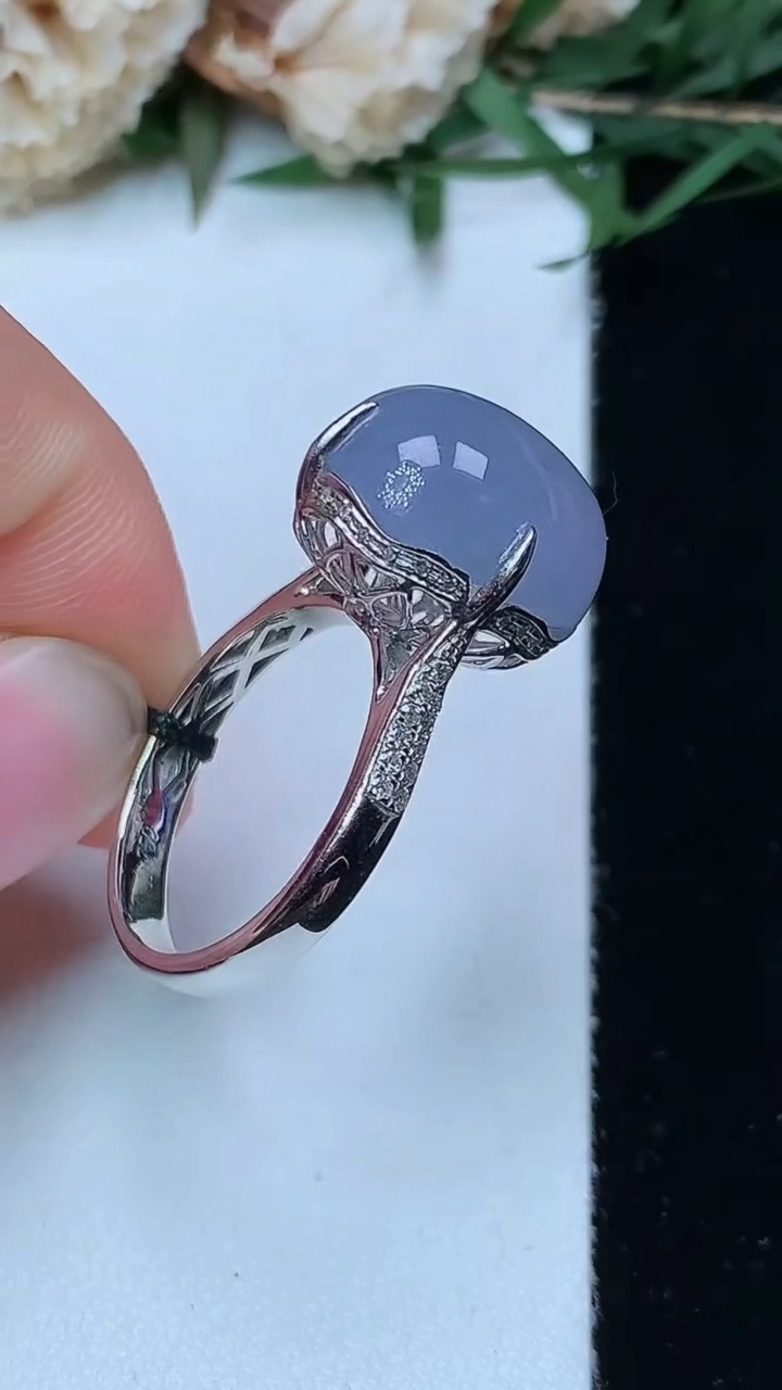 天然A货翡翠紫罗兰蛋面戒指，尺寸17.3-13.9-12，重量:6.00g2026年4月29日
工厂直销收藏佳品,种好水足，色泽均匀，有种有色，上手高大气！