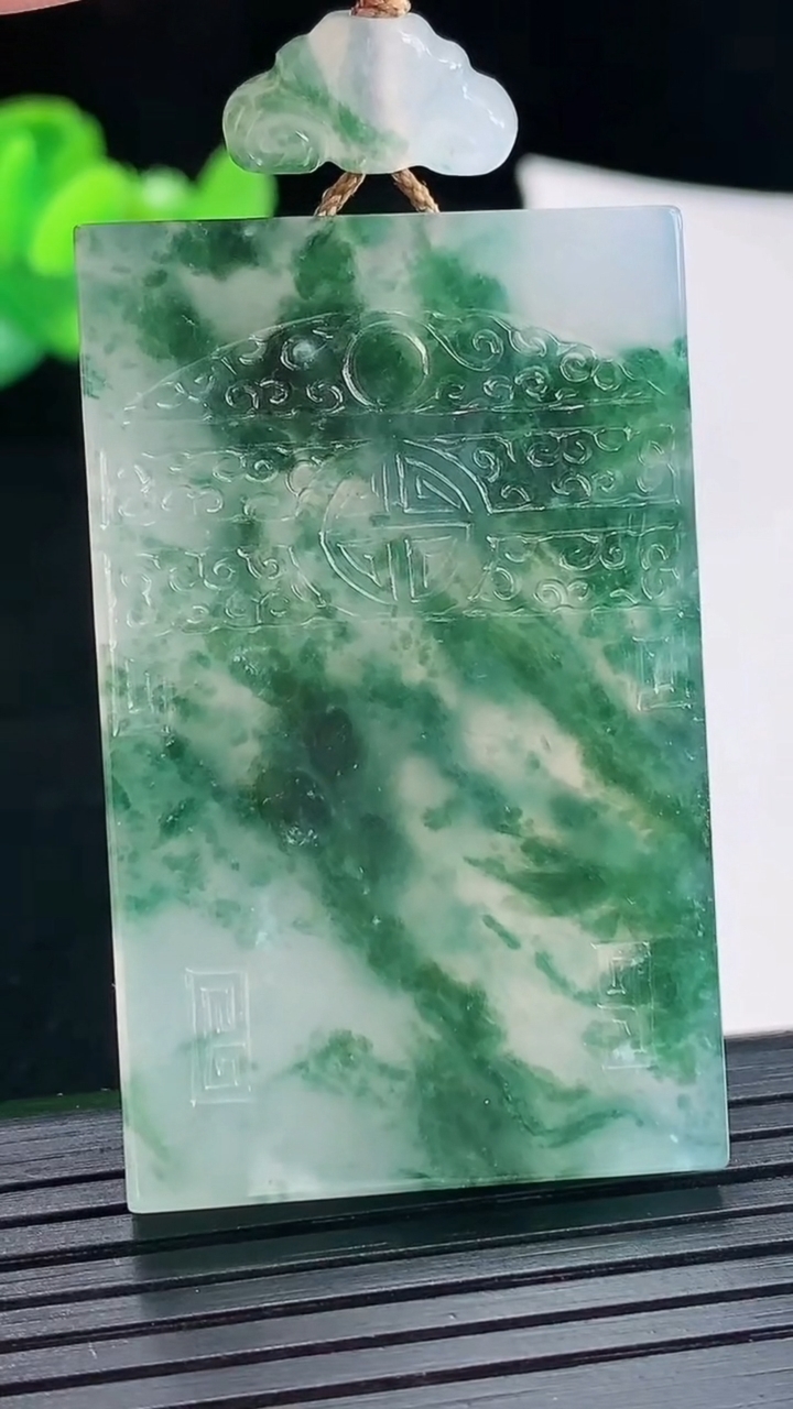 天然A货翡翠种飘花仿古无事牌吊坠，尺寸50-30.6-6重量:31.27g
4月29日