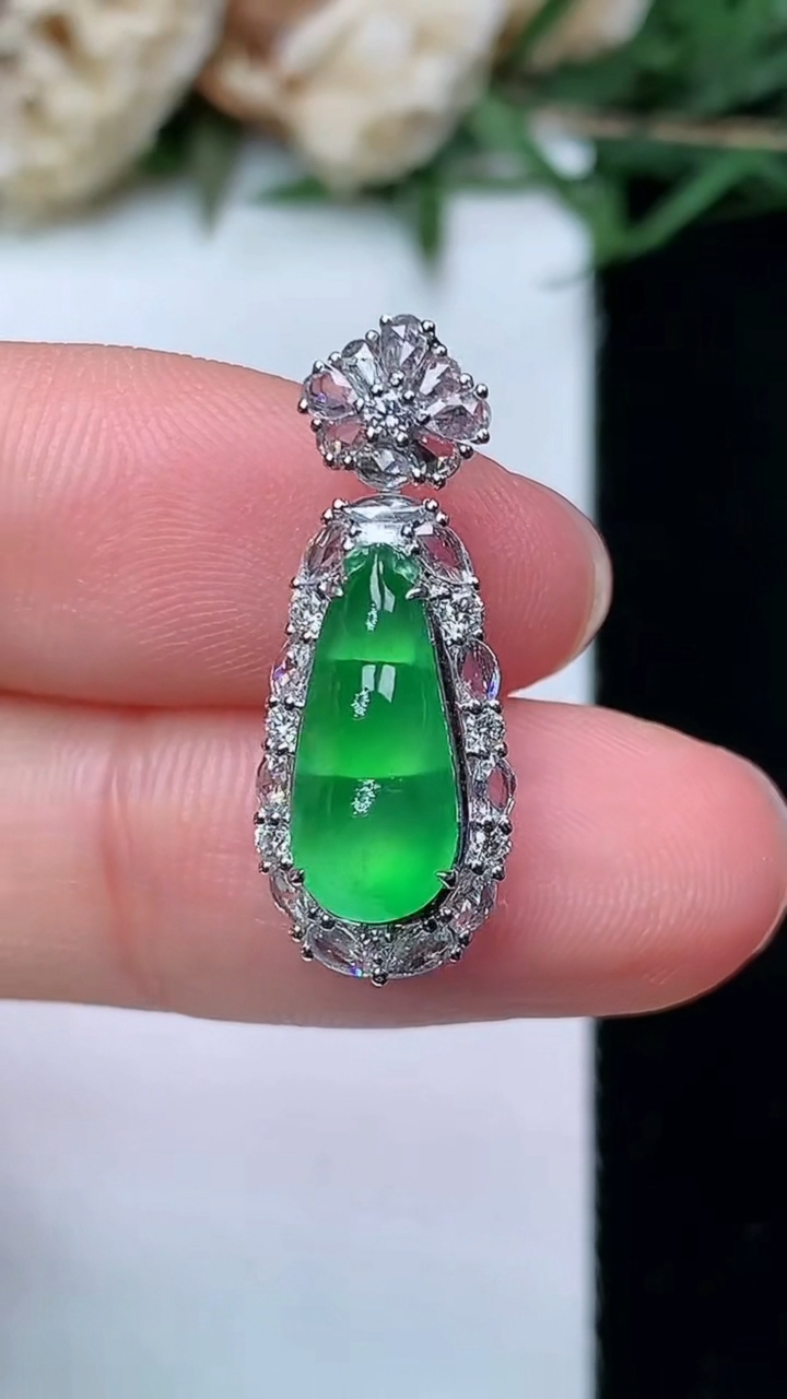 天然A货翡翠福豆吊坠，尺寸23.3-9-8，裸石13-5.7，重量:2.53g
4月29日