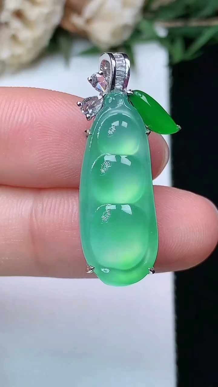 天然A货翡翠福豆吊坠，尺寸24-9.5-7，重量:4.90g
4月29日