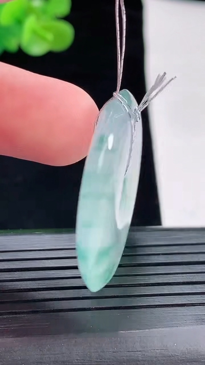 天然A货翡翠种飘花平安扣吊坠，尺寸35-6重量:14.49g
4月29日