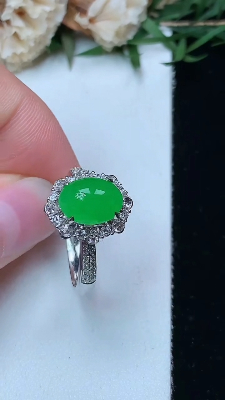 天然A货翡翠蛋面戒指，尺寸17.3-9.3-7，重量:5.23g
4月29日