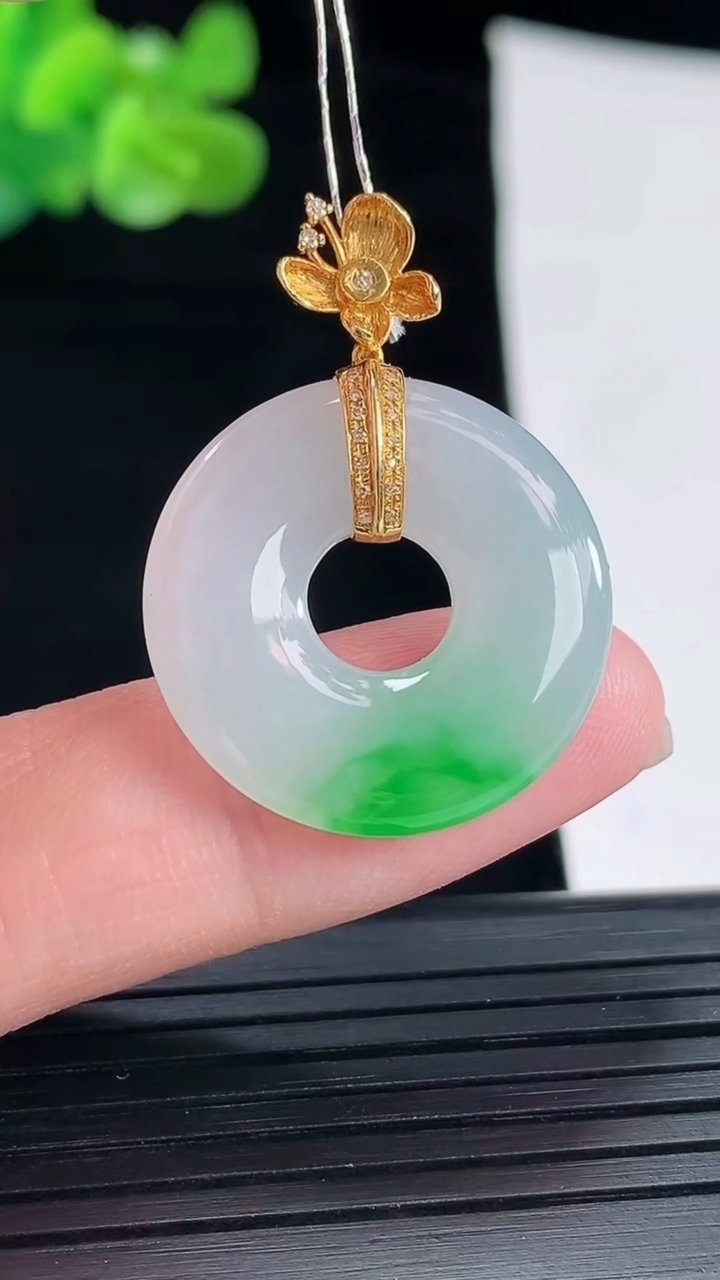 天然A货翡翠平安环吊坠，尺寸23-4重量:4.65g
4月29日