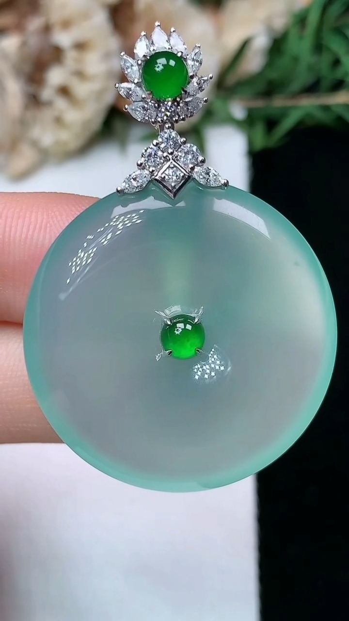 天然A货翡翠平安扣吊坠，尺寸29.5-5.5，重量:12.02g
4月29日