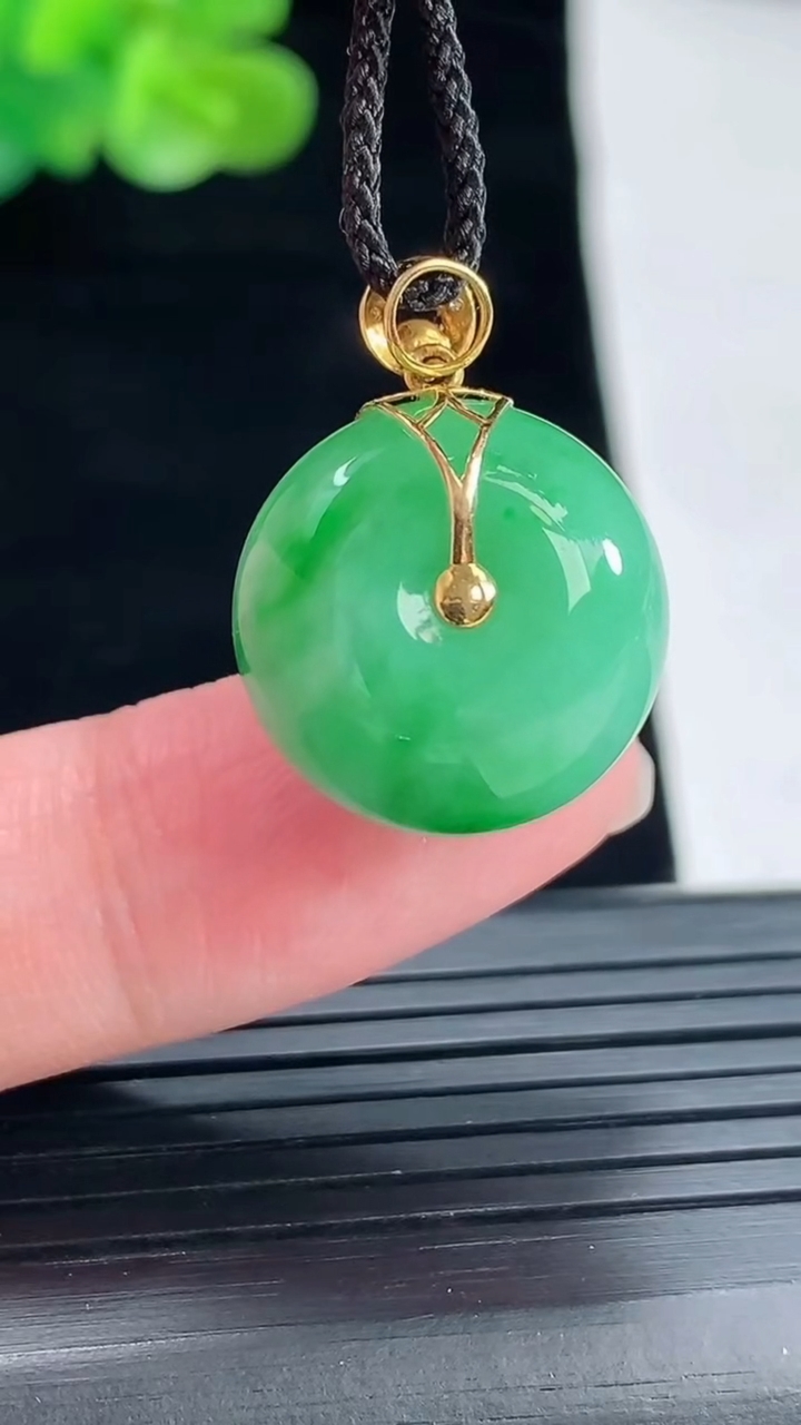 天然A货翡翠路路通吊坠，尺寸17.5-13重量:8.02g
4月29日