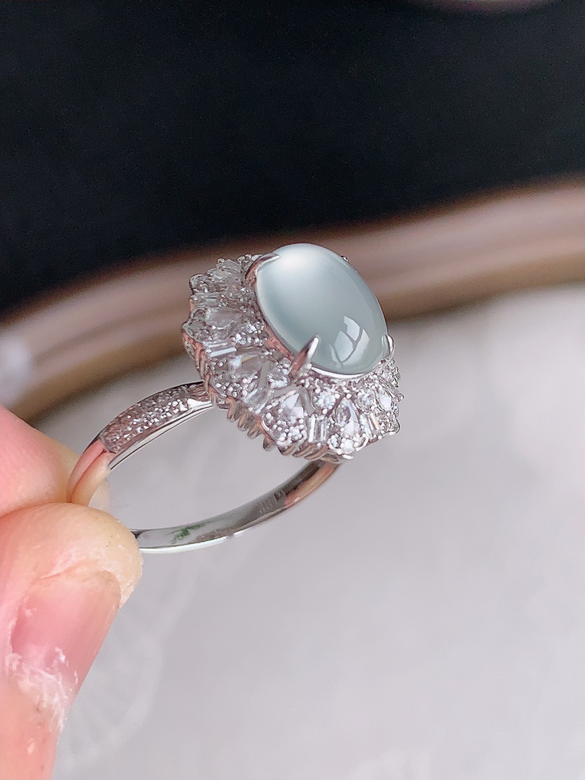 天然A货翡翠18K金伴钻镶嵌白冰白月光蛋面戒指 圈口17.2裸石
尺寸8.6-7mm 重量3.00g