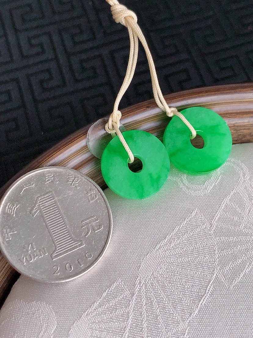 天然A货翡翠满绿平安环吊坠一对 
尺寸15.6-2.5mm 重量3.66g 0428