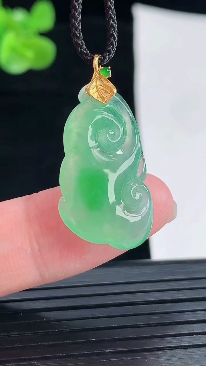 天然A货翡翠如意吊坠，尺寸21.5-14.5-5.2重量:3.13g
4月29日