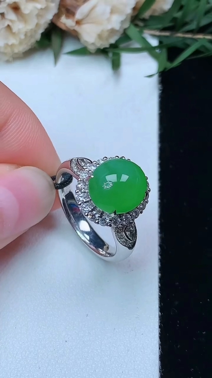 天然A货翡翠蛋面戒指，尺寸17-10.4-9，重量:5.74g2026年4月29日
工厂直销收藏佳品,种好水足，色泽均匀，有种有色，上手高大气！