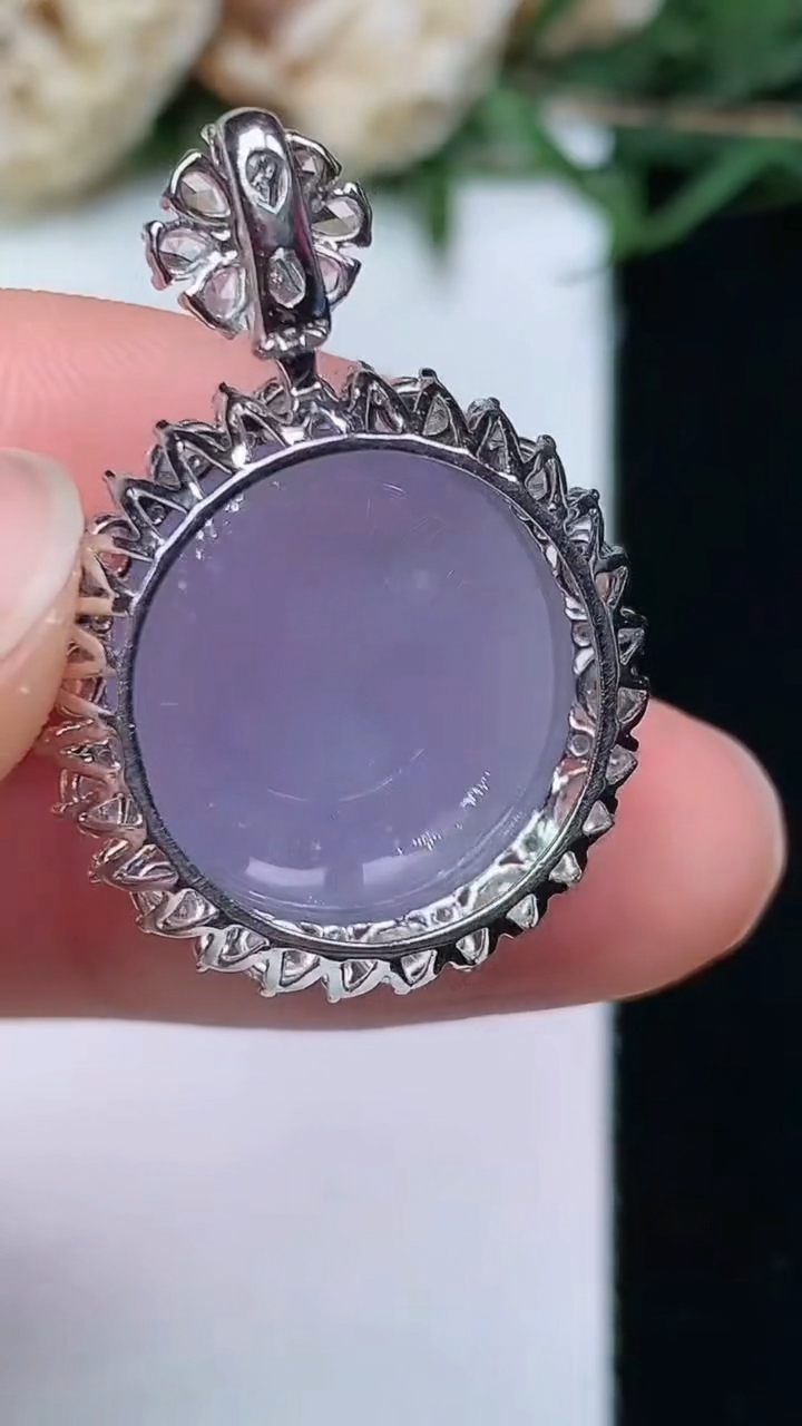 天然A货翡翠紫罗兰蛋面吊坠，尺寸29-20.7-12.6，裸石16.4-15.6，重量:5.68g
4月29日