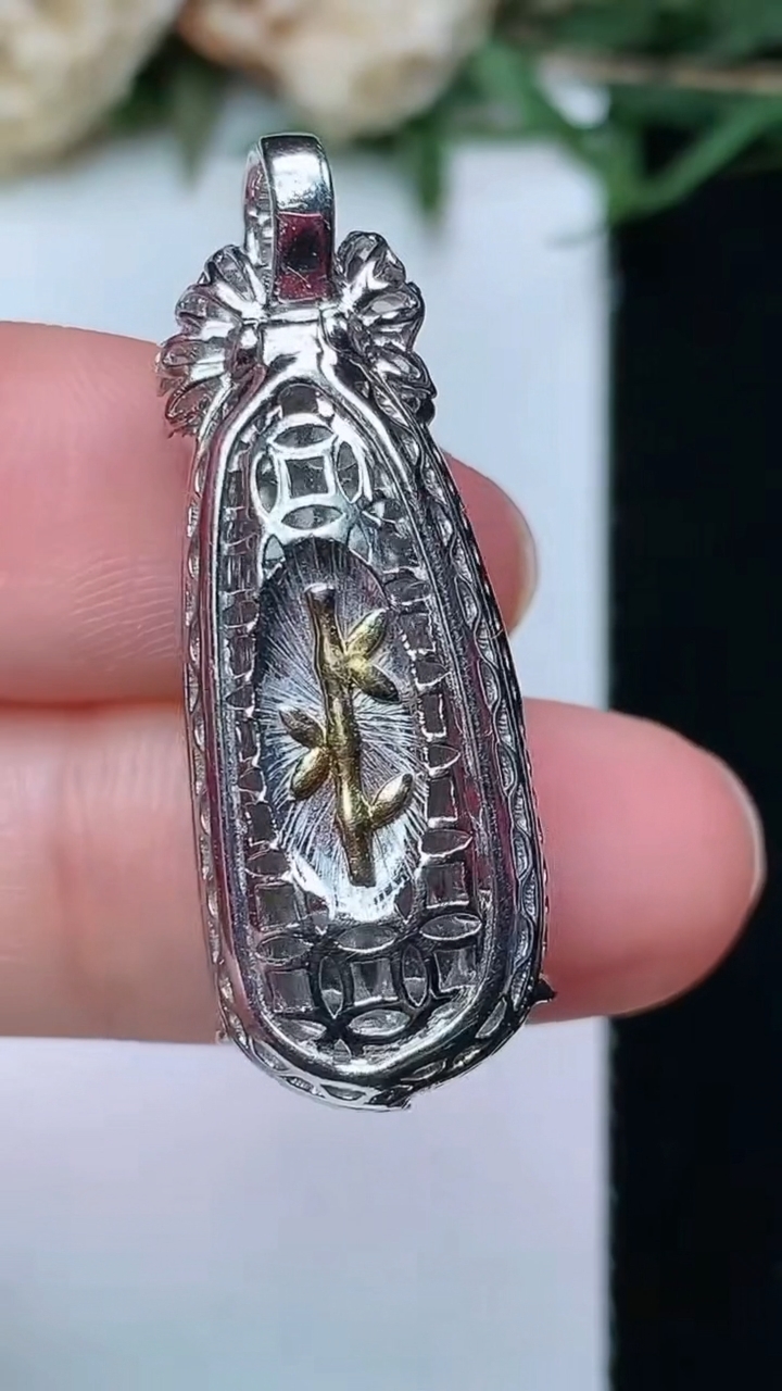 天然A货翡翠白冰福豆吊坠，尺寸26.3-11.8-8.8，重量:6.95g
4月29日