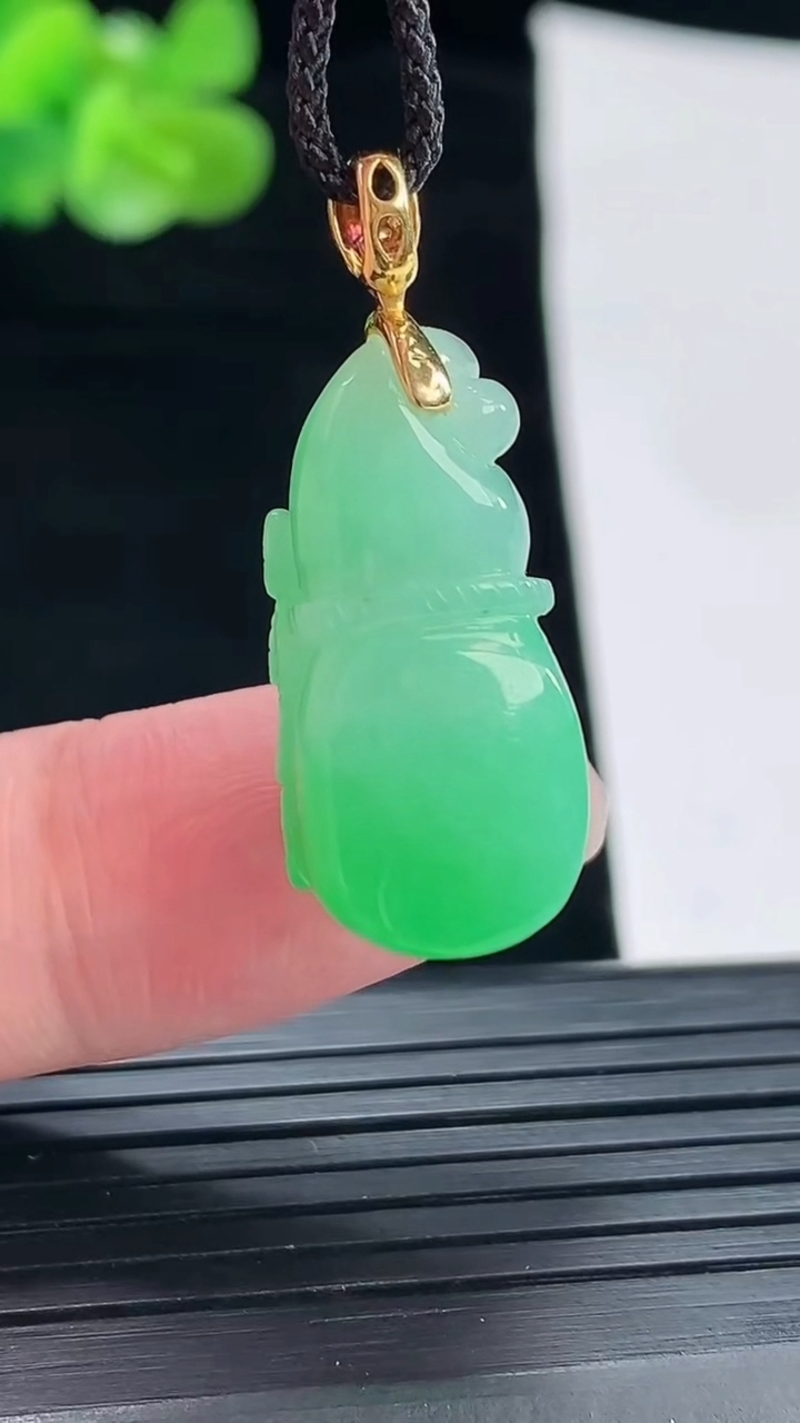 天然A货翡翠葫芦吊坠，尺寸25.6-11-11.5重量:6.39g
4月29日