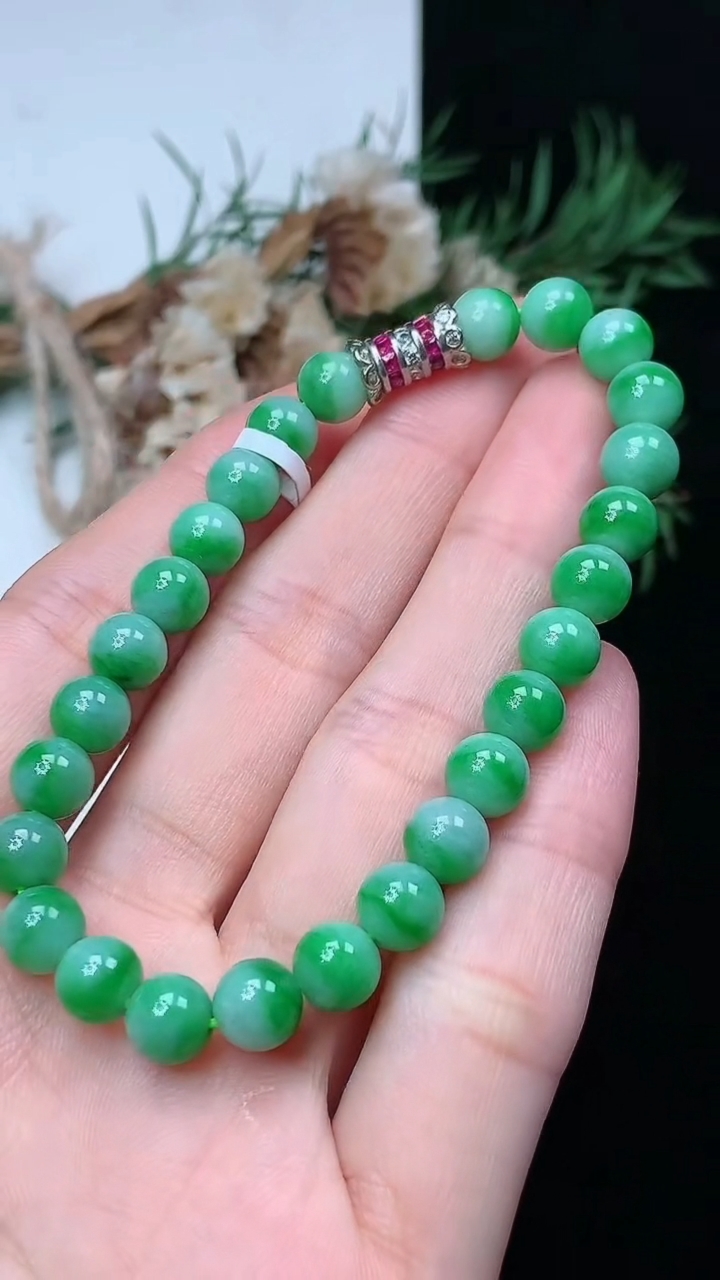 天然A货翡翠圆珠手串，尺寸6.6-26颗，重量:13.50g4月29日
工厂直销收藏佳品,种好水足，色泽均匀，有种有色，上手高大气！