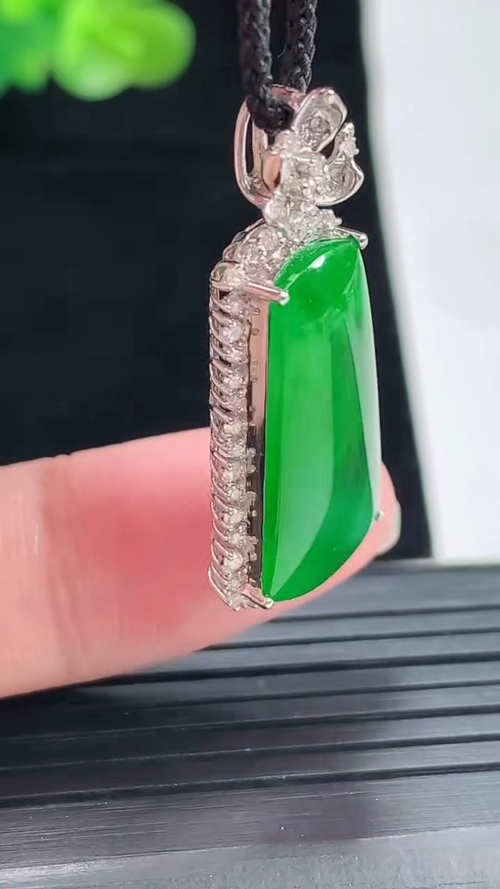 天然A货翡翠无事牌吊坠，尺寸34-14-6.8，裸石22-12重量:4.74g
4月29日