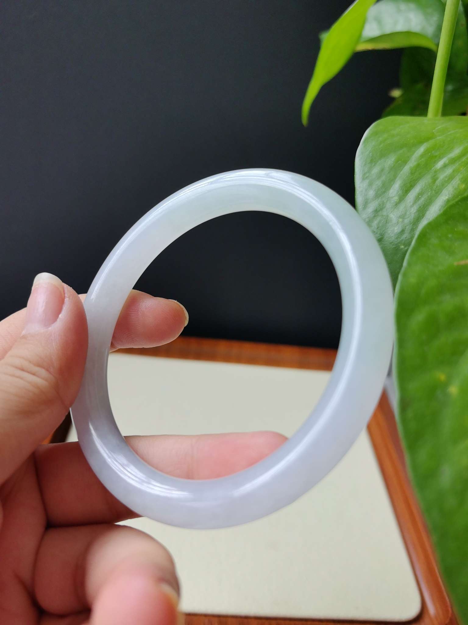 57.7*9.1*9 毫米「腕间一汪月光，清润如诗」
这支细圆条镯，像把一捧温润的月光揉进了玉里。
冰润细腻的底子，带一抹淡淡的晴水底色，清透又温柔。
纤细条型不挑手型，上手轻盈秀气，自带清冷柔光滤镜。
日常通勤、约会都适配，不张扬却悄悄提升气质。