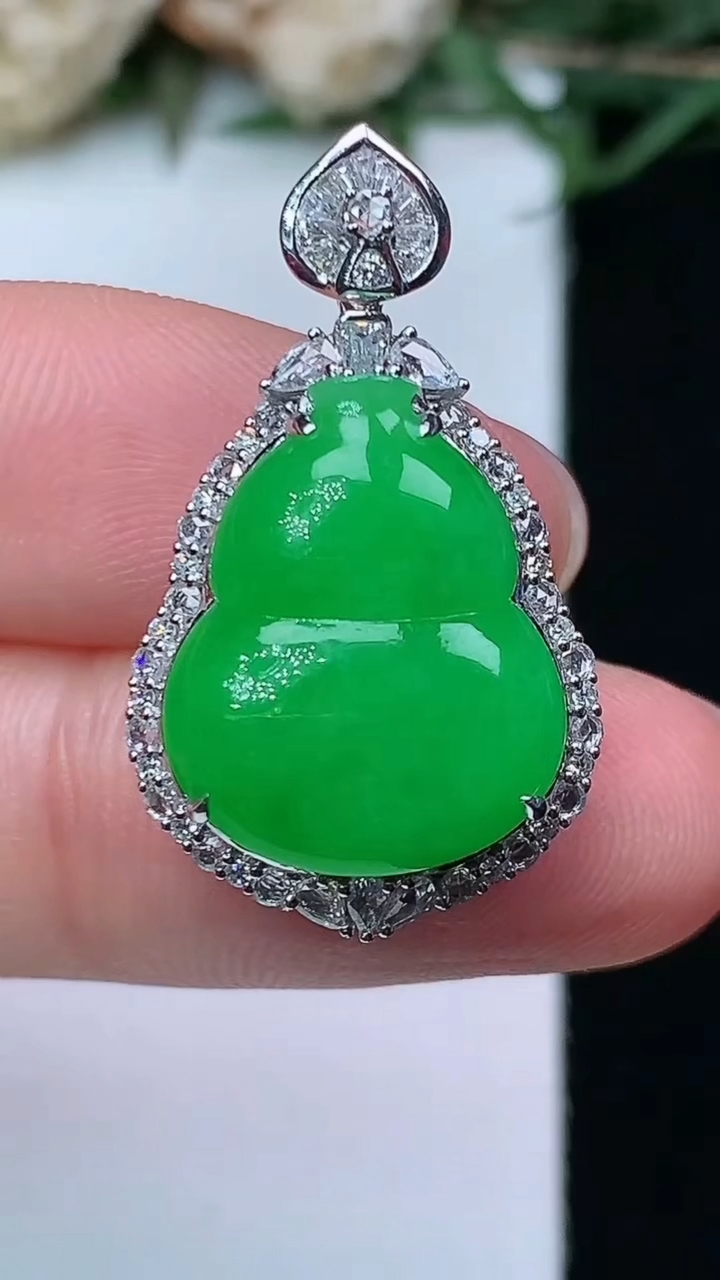 天然A货翡翠葫芦吊坠，尺寸27.6-16-9.5
4月29日，重量:5.15g