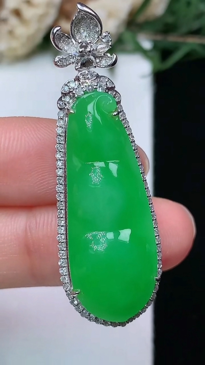 天然A货翡翠福豆吊坠，尺寸44.8-14.4-9.8，裸石31-12，重量:6.67g
4月29日