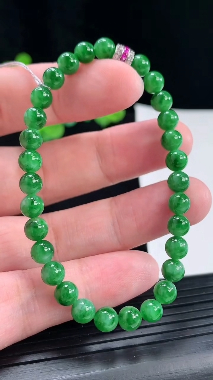 天然A货翡翠圆珠手串，尺寸6-30颗重量:11.44g4月29日
工厂直销收藏佳品,种好水足，色泽均匀，有种有色，上手高大气！