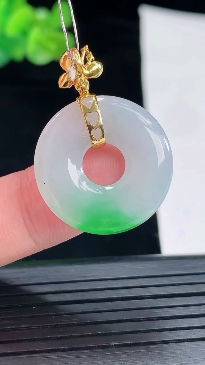 天然A货翡翠平安环吊坠，尺寸23-4重量:4.65g
4月29日