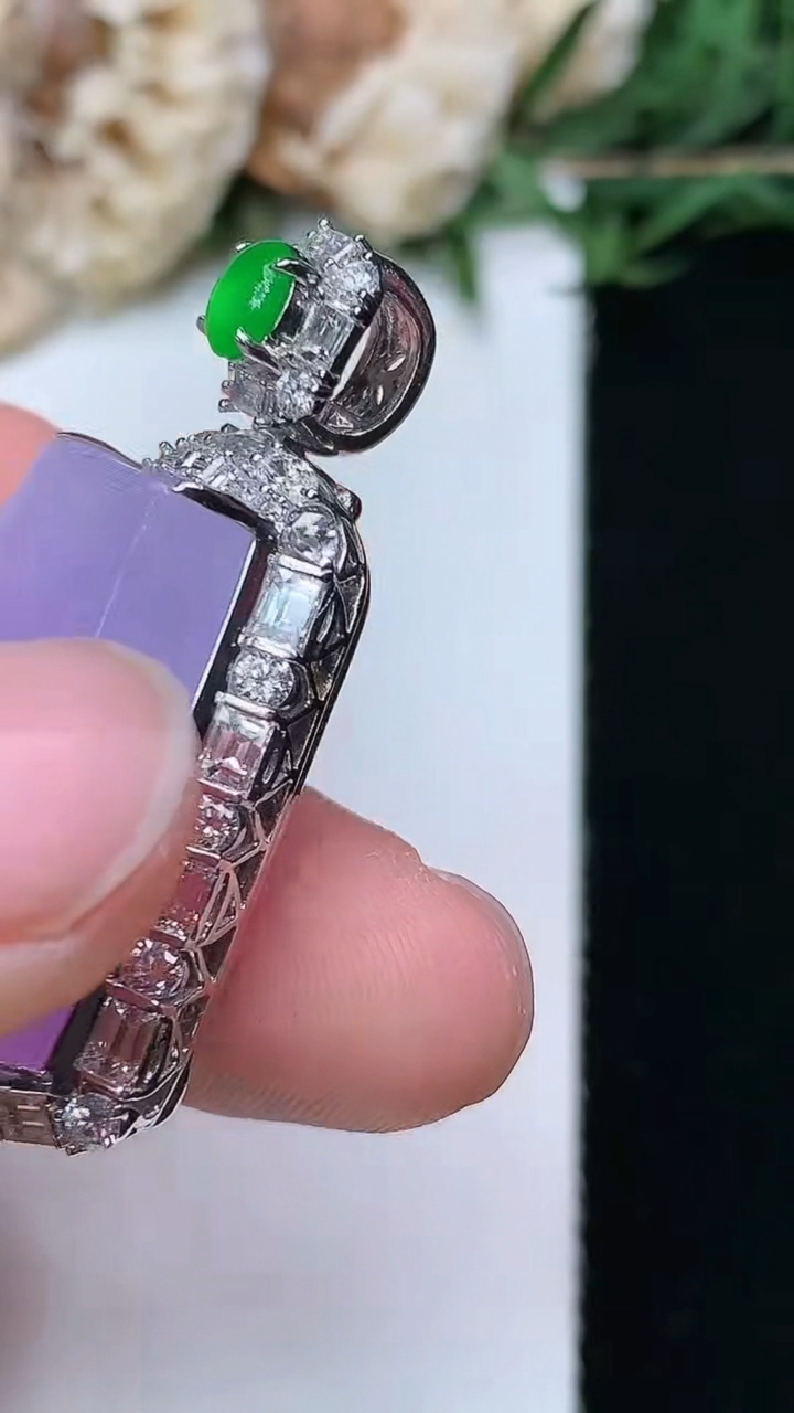 天然A货翡翠紫罗兰无事牌吊坠，尺寸37.6-20.6-12.3
4月29日