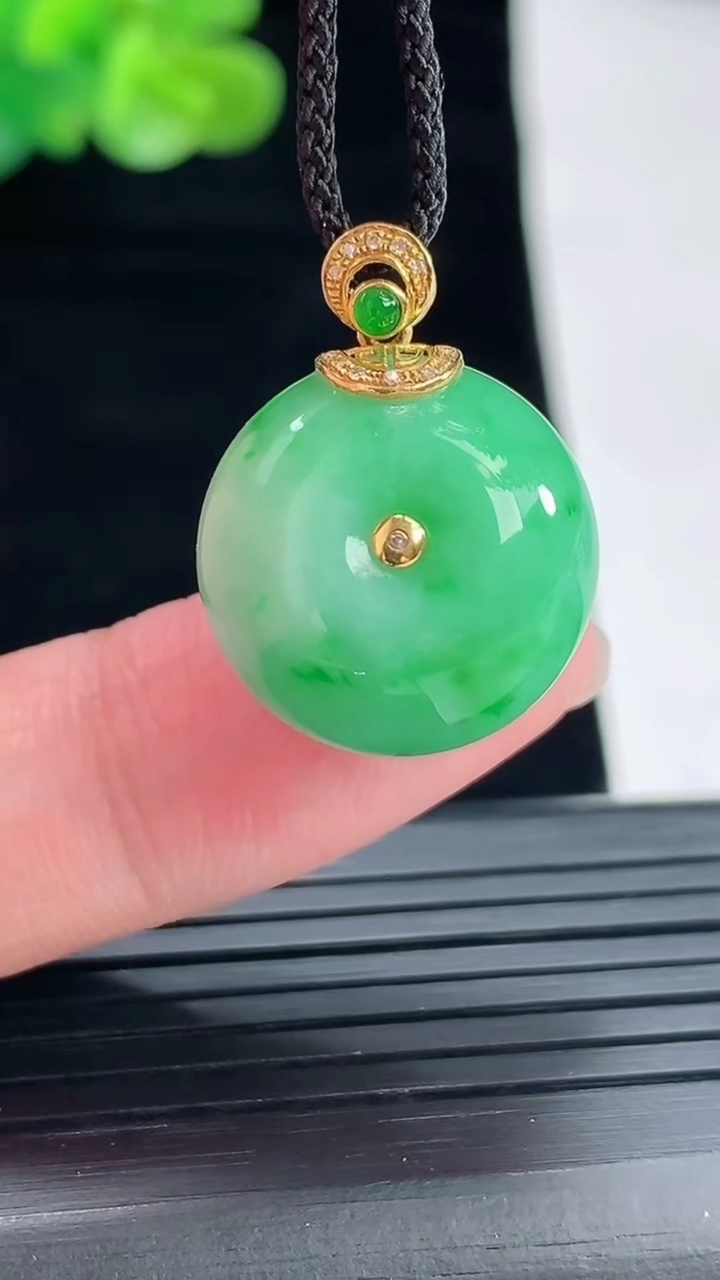 天然A货翡翠路路通吊坠，尺寸17.5-13重量:8.02g
4月29日