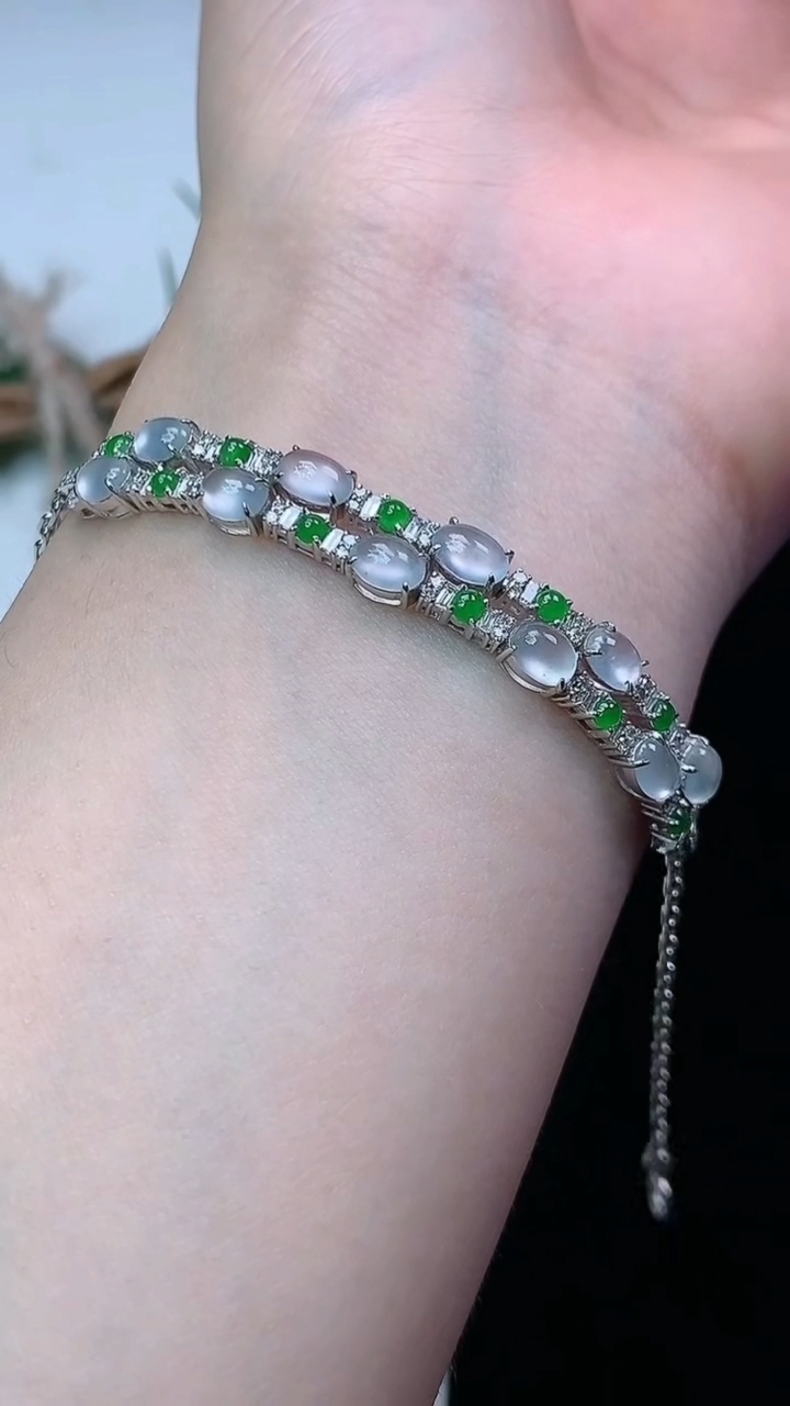 天然A货翡翠白冰蛋面手链，尺寸5.2-3.8，重量:6.26g
4月29日