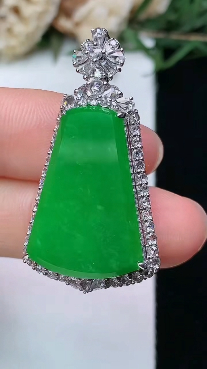 天然A货翡翠无事牌吊坠，尺寸35.3-19-8.7，裸石22.3-15.3，重量:6.75g
4月29日，重量:6.75g