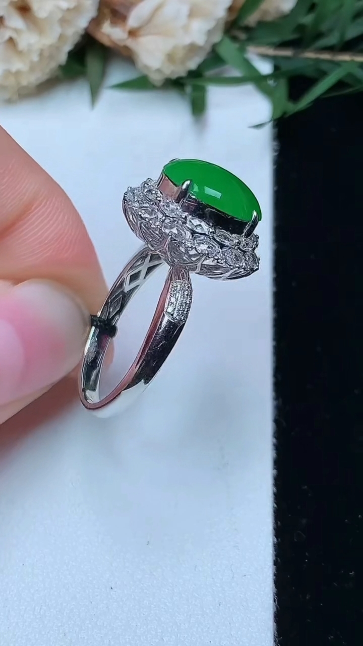 天然A货翡翠蛋面戒指，尺寸17.4-12.2-9.6，重量:4.00g2026年4月29日
工厂直销收藏佳品,种好水足，色泽均匀，有种有色，上手高大气！