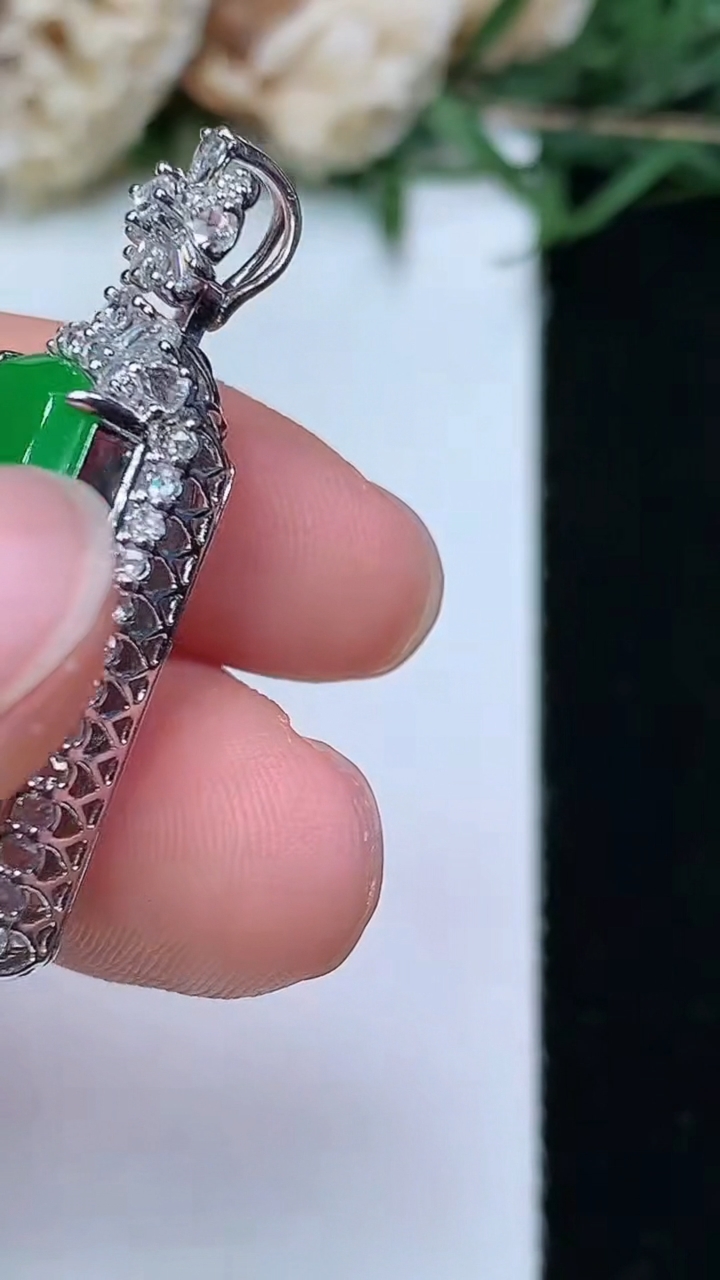 天然A货翡翠无事牌吊坠，尺寸35.3-19-8.7，裸石22.3-15.3，重量:6.75g
4月29日，重量:6.75g