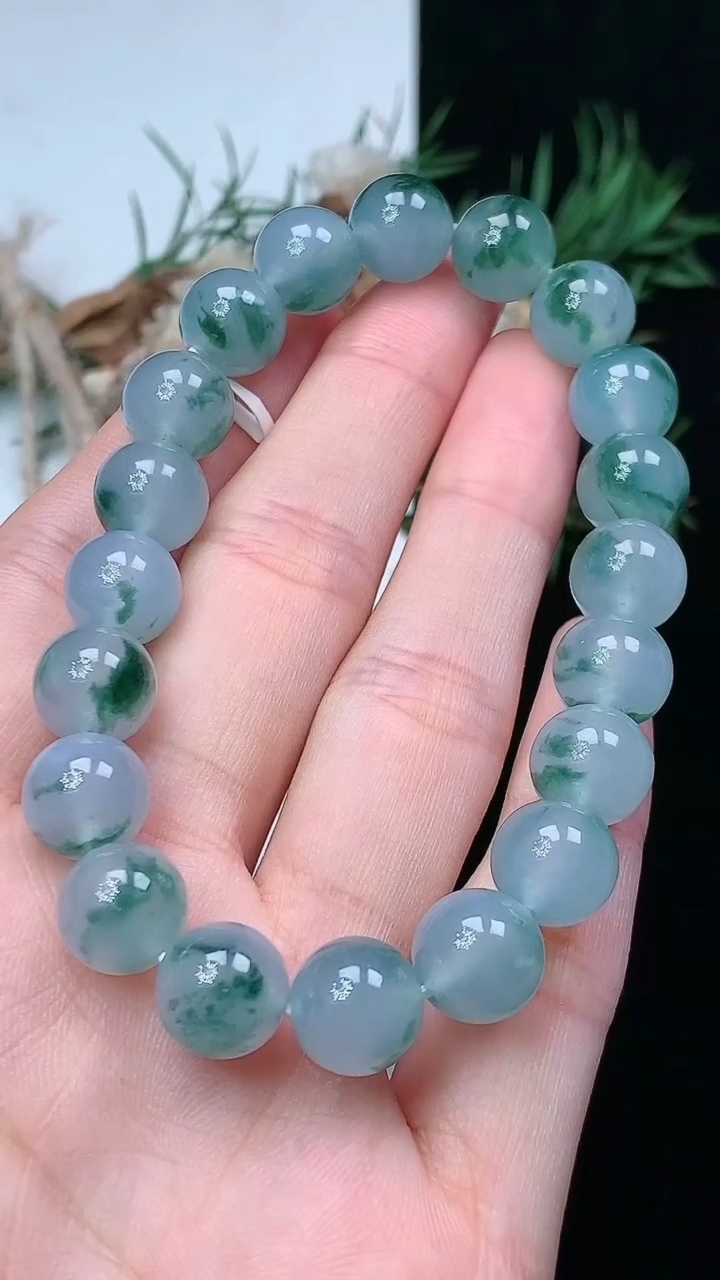 天然A货翡翠飘花圆珠手串，尺寸9.5-20颗，重量:30.33g4月29日
工厂直销收藏佳品,种好水