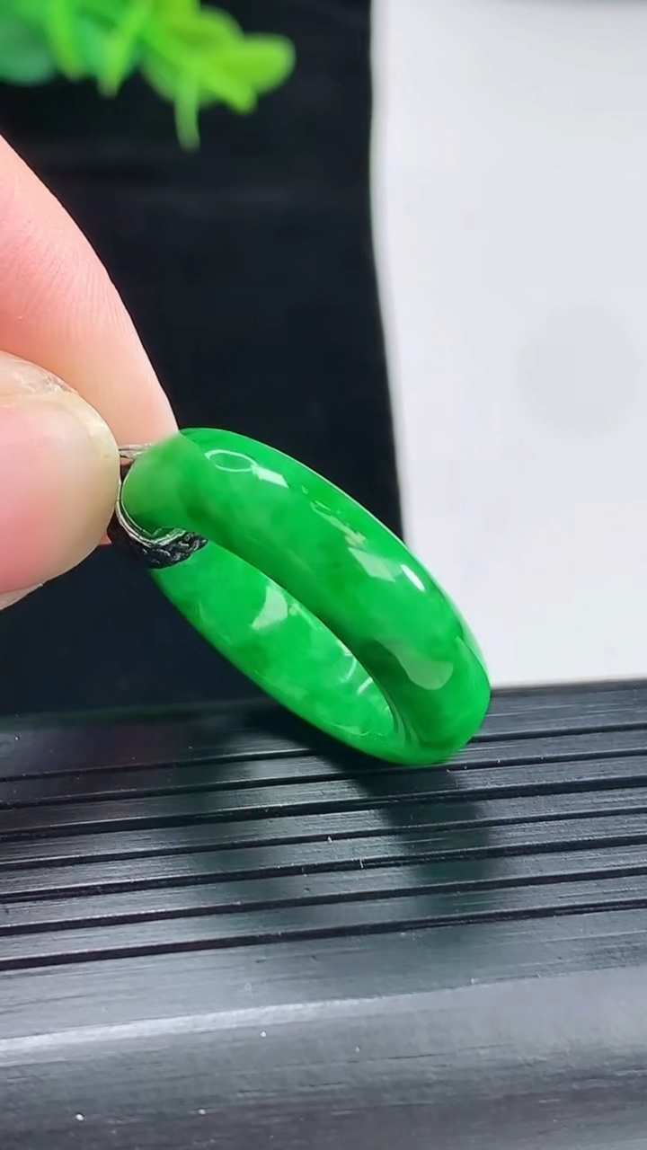 天然A货翡翠玉指环 戒指，尺寸18-6.2-4.5重量:5.35g2026年4月29日
工厂直销收藏佳品,种好水足，色泽均匀，有种有色，上手高大气！