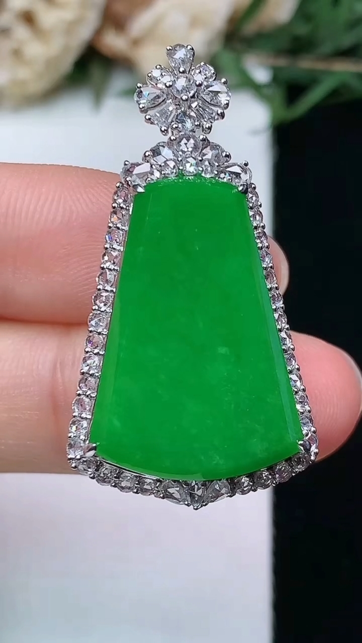 天然A货翡翠无事牌吊坠，尺寸35.3-19-8.7，裸石22.3-15.3，重量:6.75g
4月2