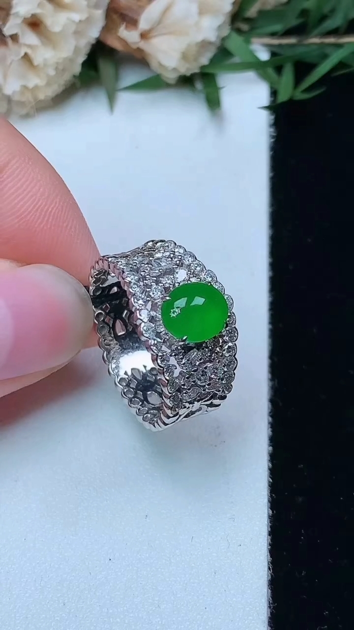 天然A货翡翠蛋面戒指，尺寸16.5-7.2-5.9，重量:4.86g2026年4月29日
工厂直销收