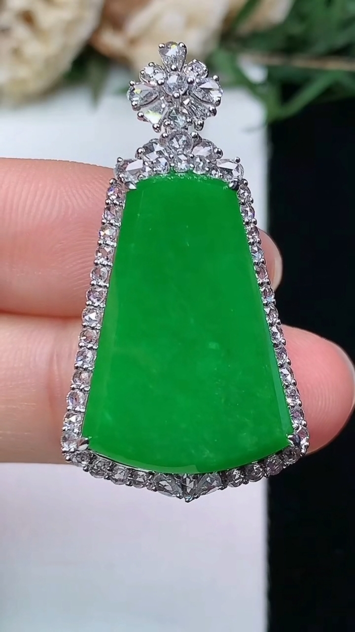 天然A货翡翠无事牌吊坠，尺寸35.3-19-8.7，裸石22.3-15.3，重量:6.75g
4月2