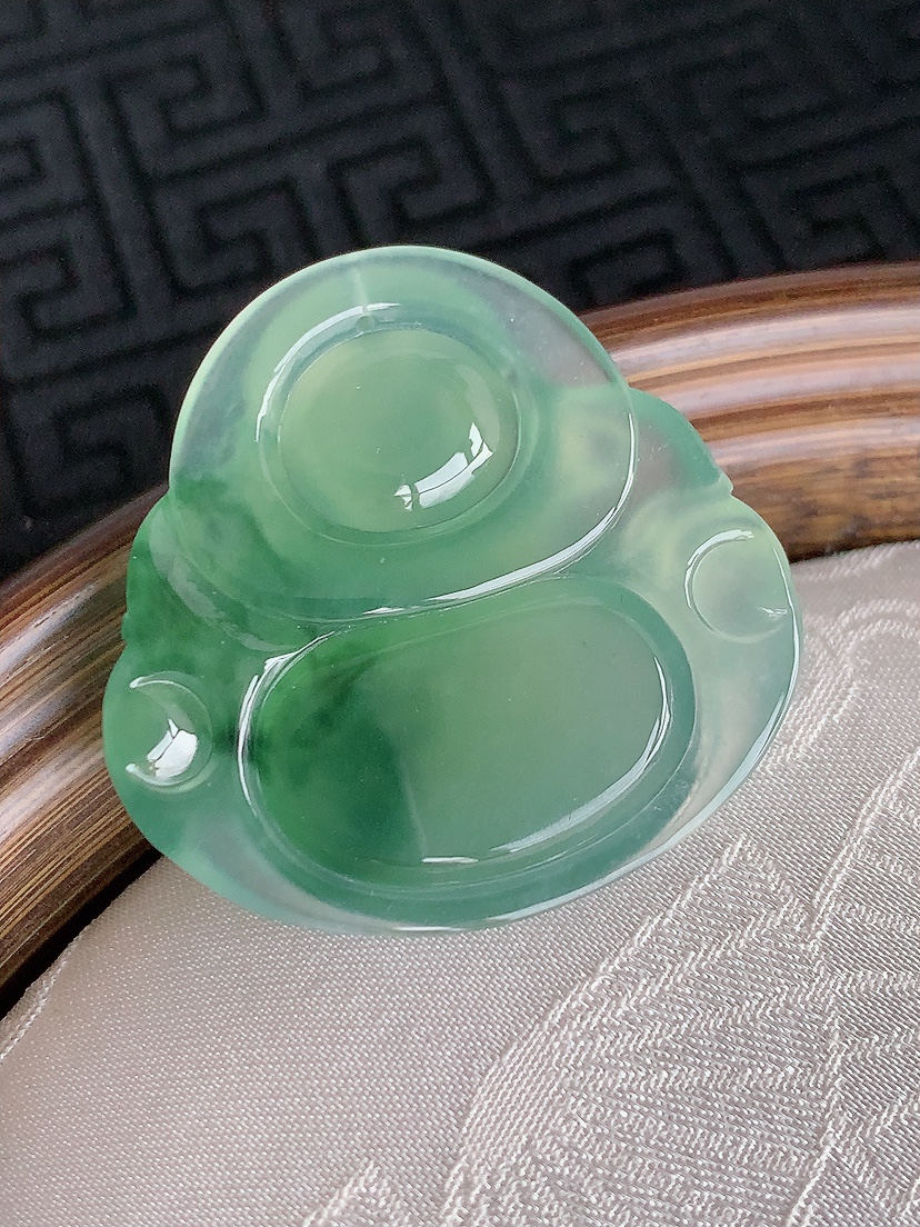 天然A货翡翠飘花佛公吊坠 
尺寸32-32.8-6.6mm 重量10.63g 0428