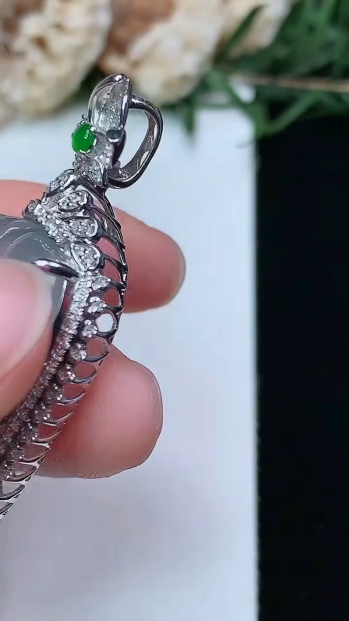 天然A货翡翠飘花金枝玉叶 叶子吊坠，尺寸45.2-22.3-9.5，裸石27.3-17.9，重量:8.45g
4月29日