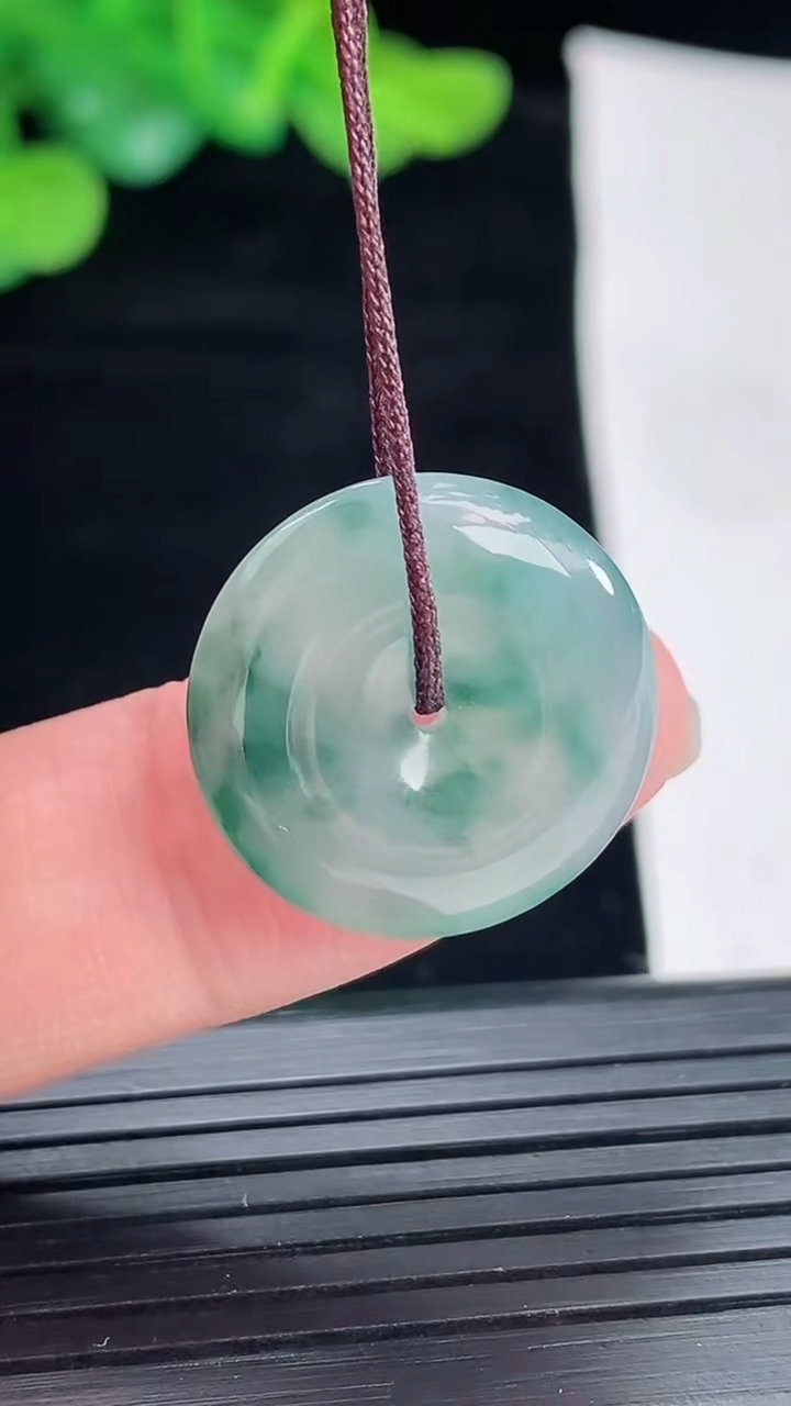 天然A货翡翠飘花平安扣吊坠，尺寸19-4.2重量:3.22g
4月29日