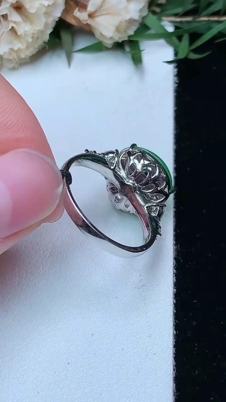 天然A货翡翠葫芦戒指，尺寸17.5-12-12，重量:4.77g
4月29日