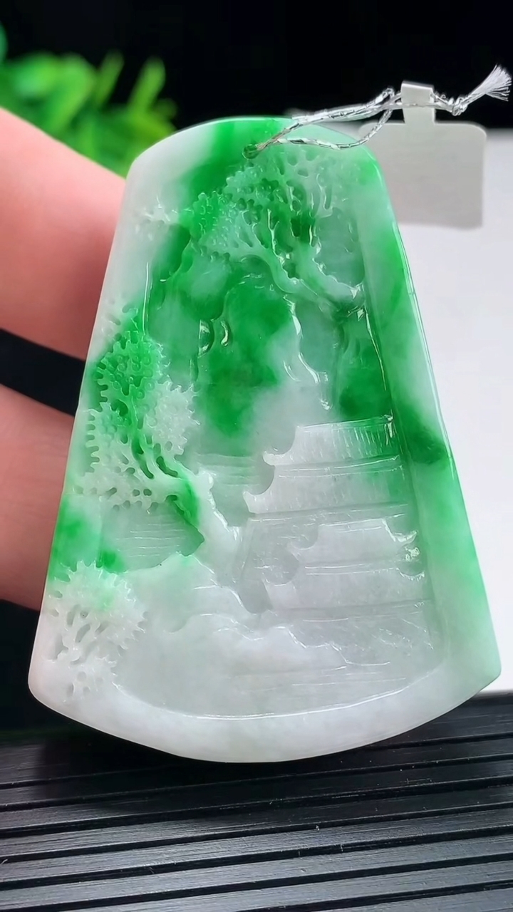 天然A货翡翠山水牌吊坠，尺寸55.2-40.2-10.6重量:41.91g
4月29日