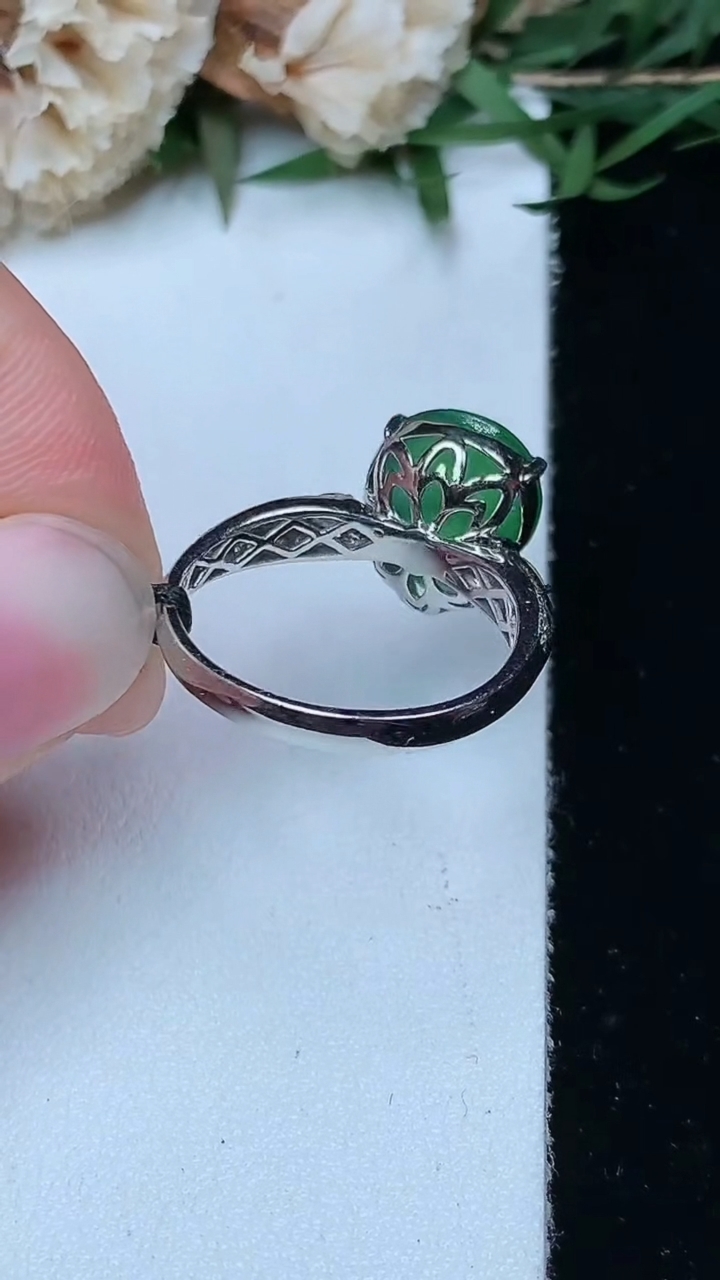 天然A货翡翠葫芦戒指，尺寸17.5-12-10，重量:3.59g2026年4月29日
工厂直销收藏佳品,种好水足，色泽均匀，有种有色，上手高大气！