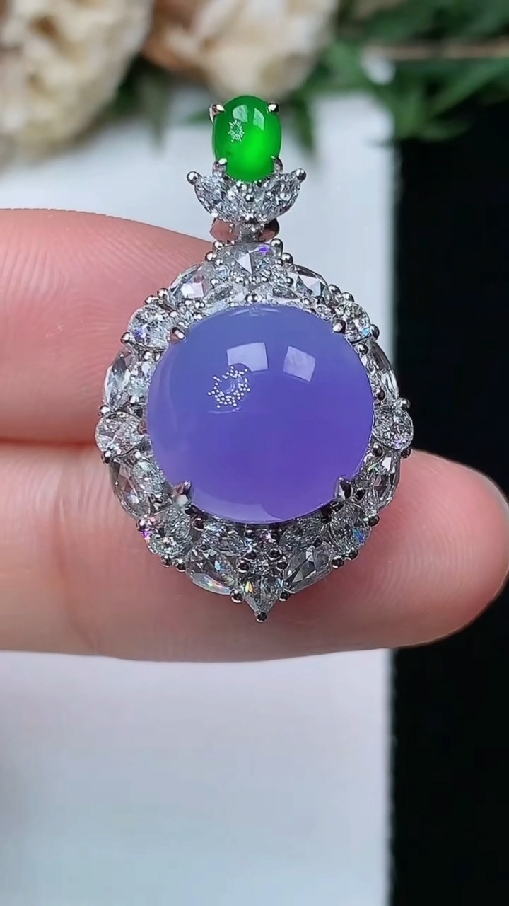 天然A货翡翠紫罗兰蛋面吊坠，尺寸27.6-16.6-13.5，裸石11.2-11.4，重量:5.98g
4月29日，重量:5.98g