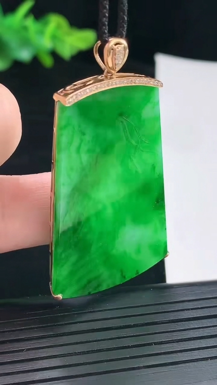 天然A货翡翠无事牌吊坠，尺寸53-29.5-4.2，裸石47-28重量:10.67g
4月29日
